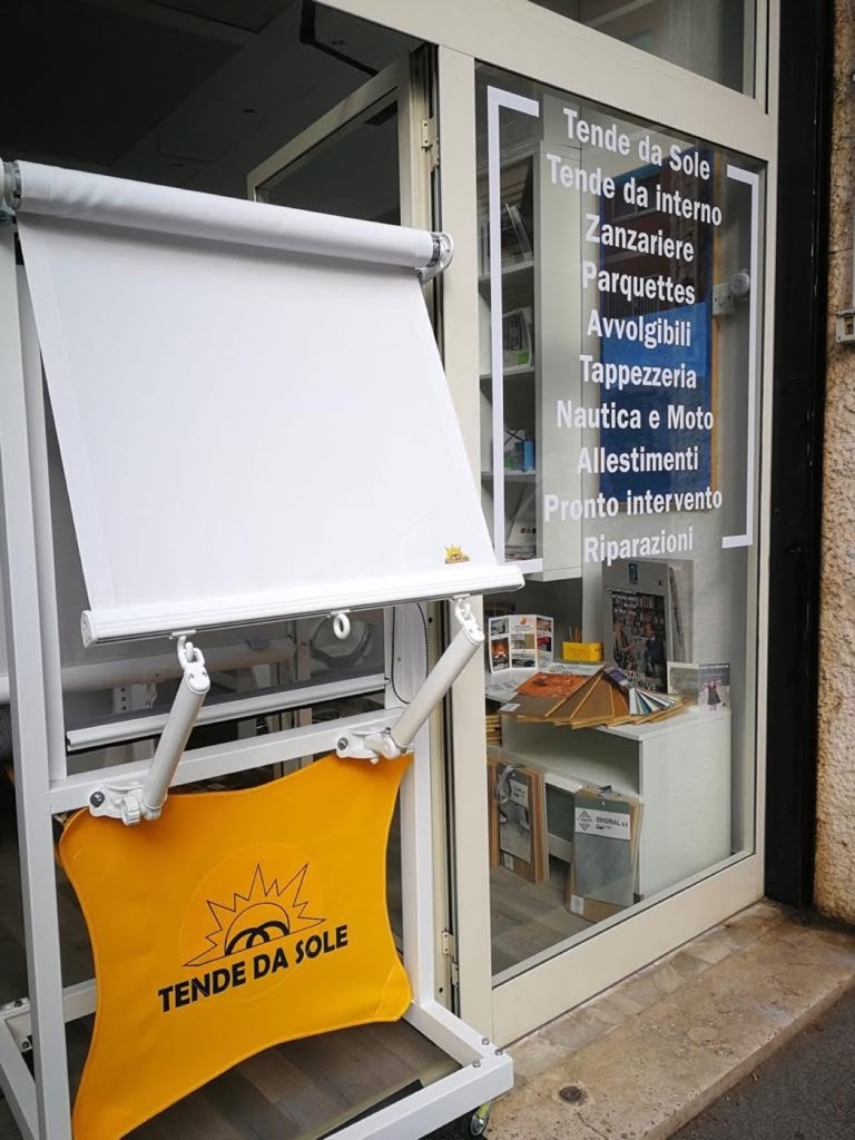 La vetrina del negozio in Via Romeo Rodriguez Pereira con tenda da sole